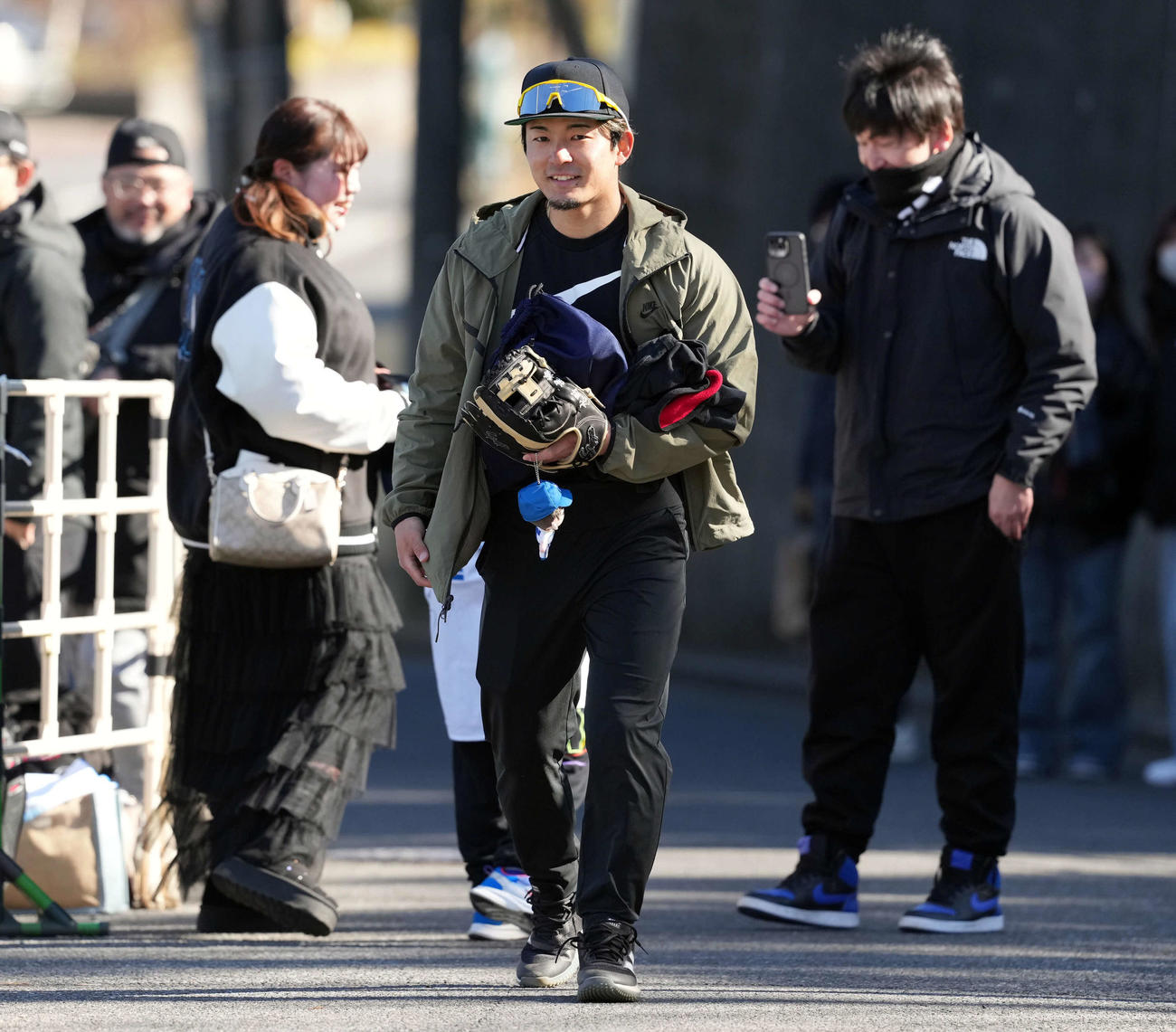 ファンにサインをし笑顔を見せる日本ハム水野（撮影・たえ見朱実）