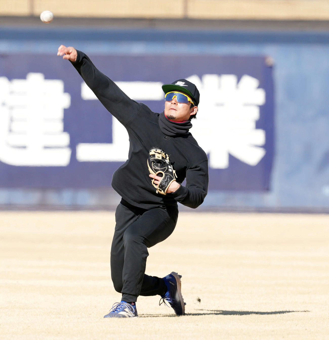 外野で遠投する日本ハム水野（撮影・たえ見朱実）