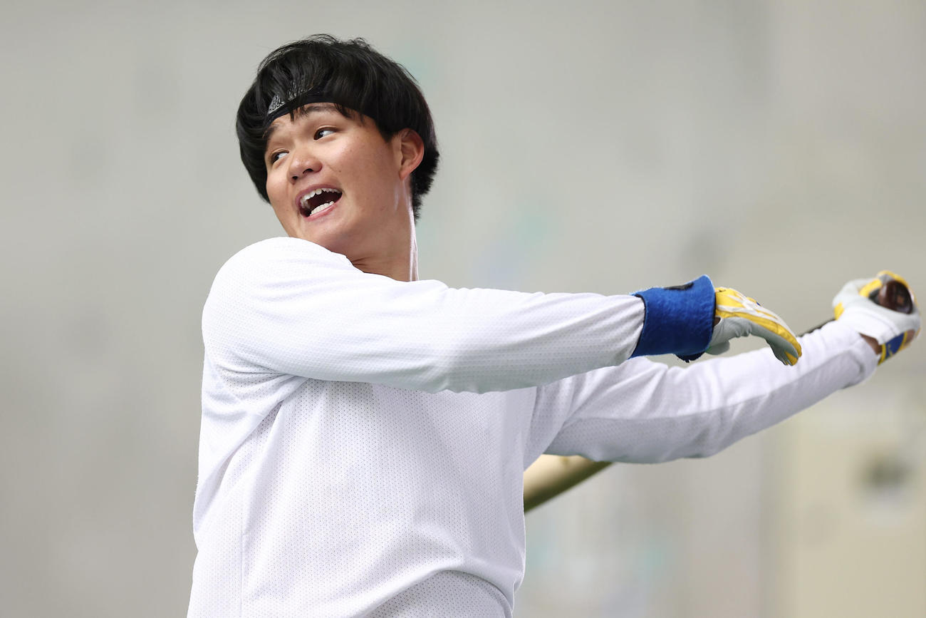 自主トレを公開し、打撃練習を行う阪神森下（撮影・前田充）