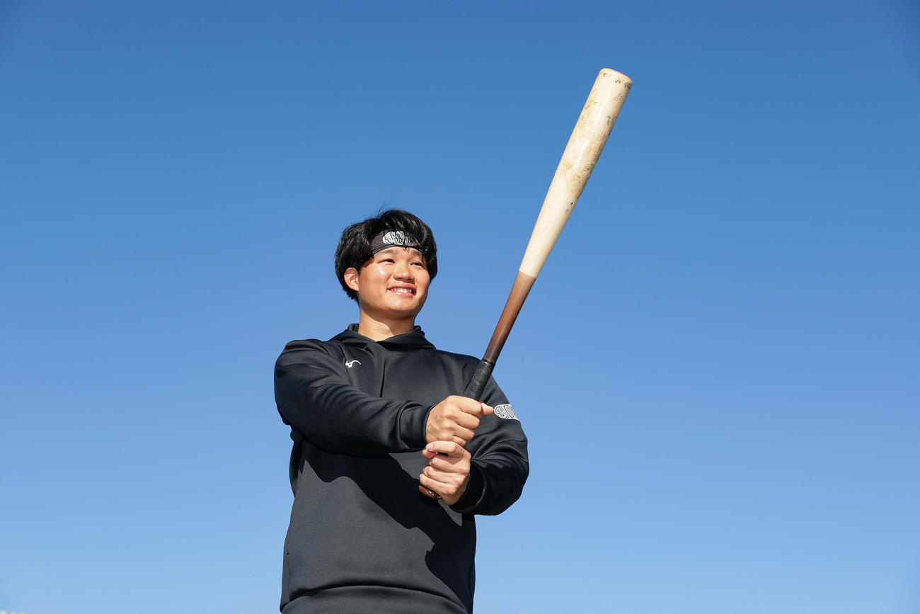 自主トレを公開し、青空の下でバットを握る阪神森下（撮影・前田充）