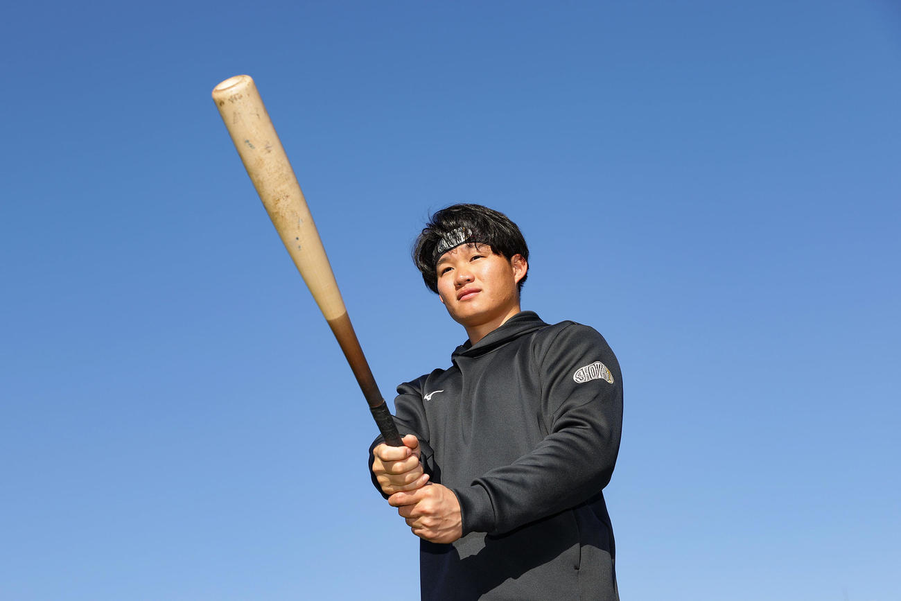 自主トレを公開し、青空の下でバットを握る阪神森下（撮影・前田充）