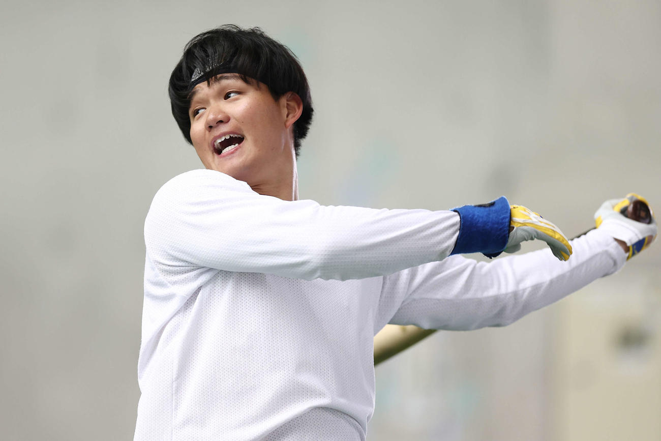 自主トレを公開し、打撃練習を行う阪神森下（撮影・前田充）