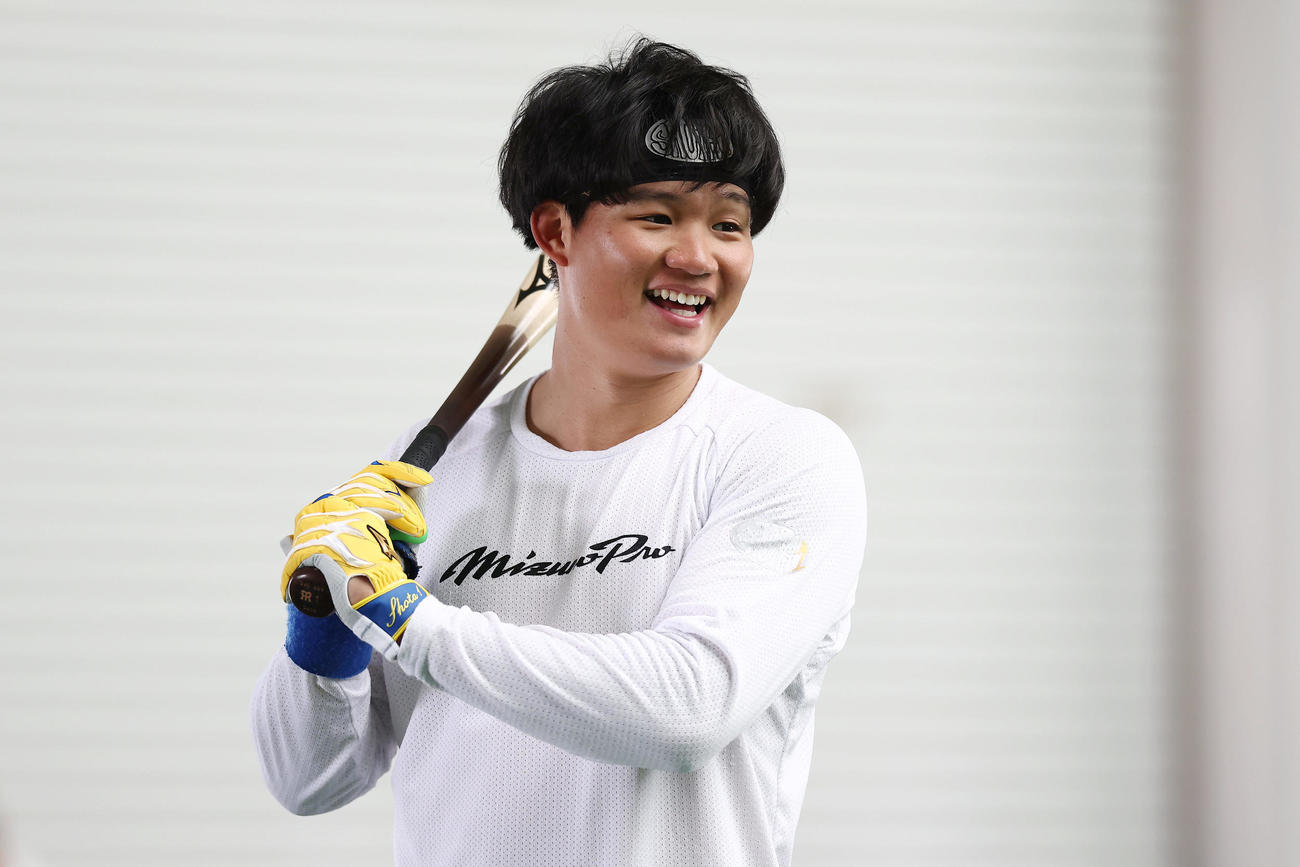 自主トレを公開し、打撃練習を行う阪神森下（撮影・前田充）