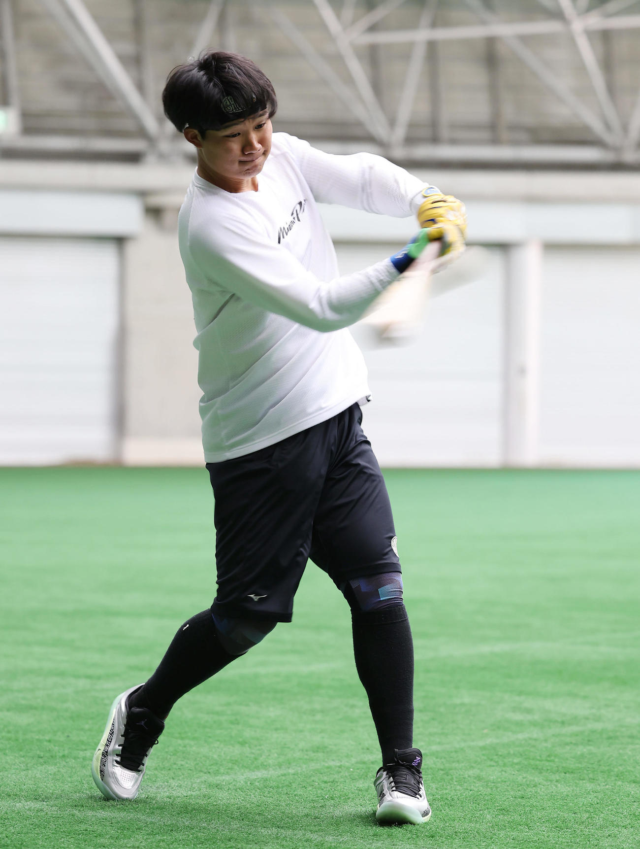 自主トレを公開し、打撃練習を行う阪神森下（撮影・前田充）