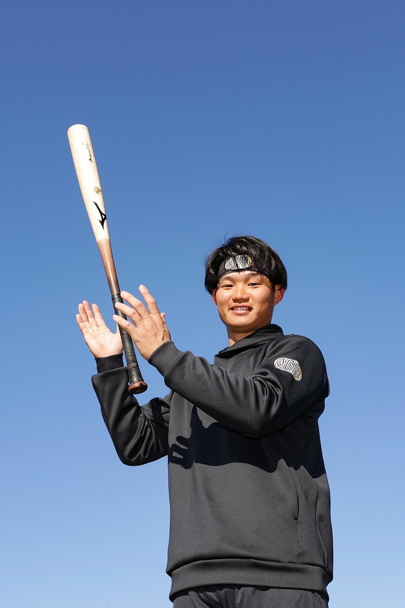 自主トレを公開し、青空の下で笑顔を見せる阪神森下（撮影・前田充）