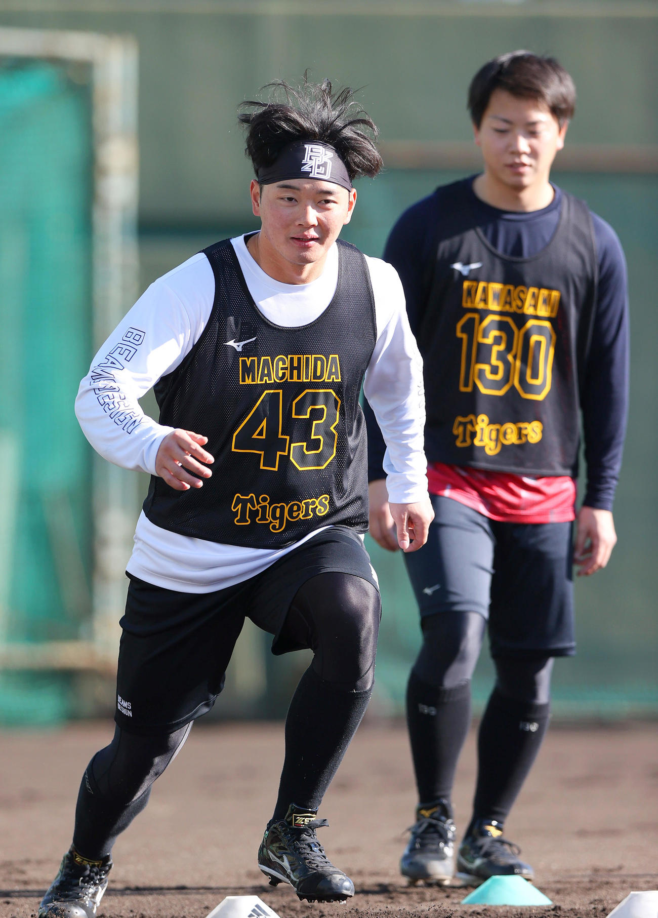 阪神新人合同自主トレで汗を流す町田。右は川崎（撮影・上山淳一）