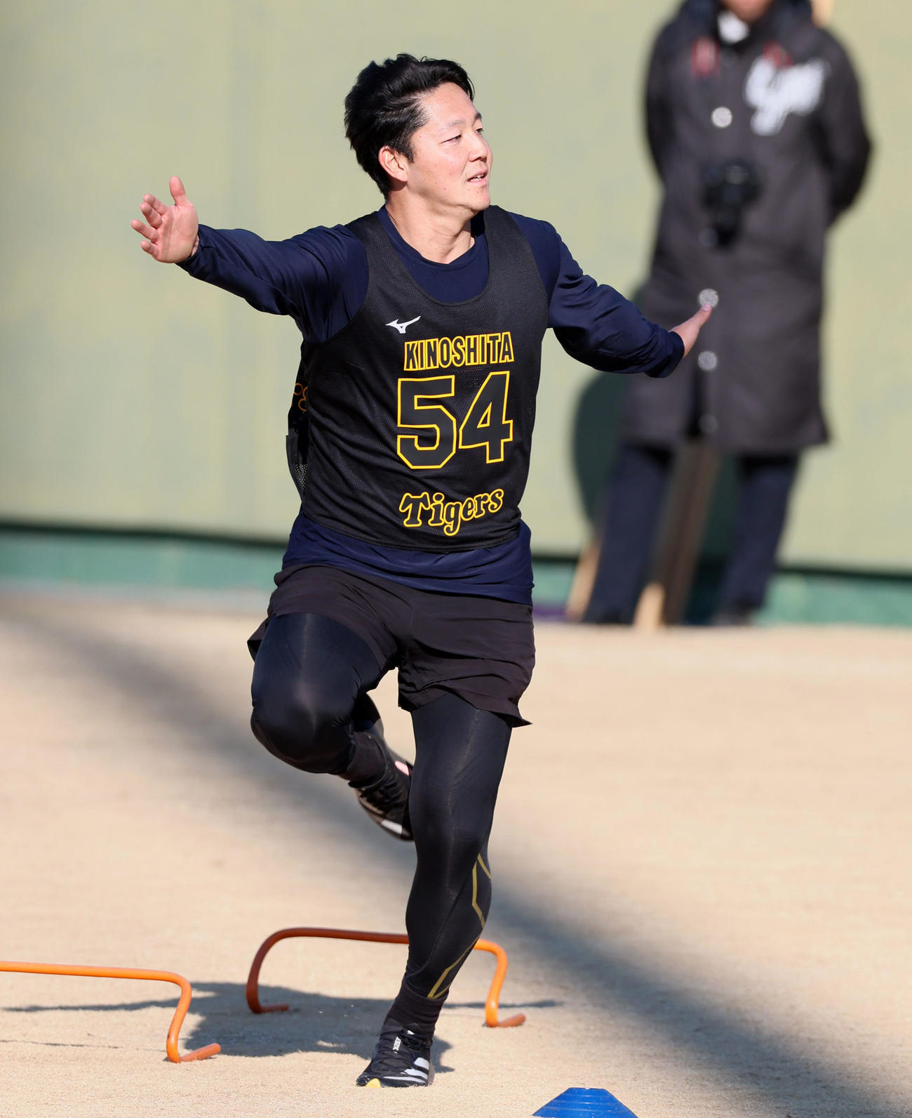 走り方の講習で両手を広げて走る木下（撮影・加藤哉）
