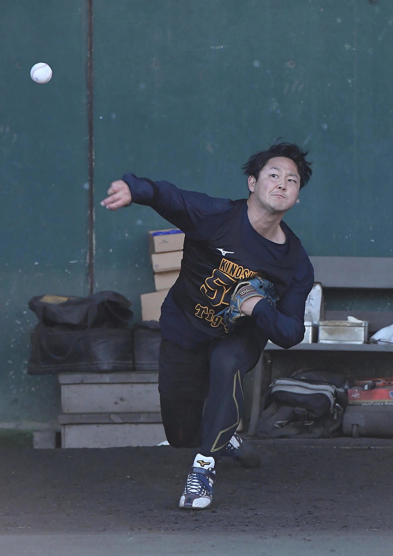 ブルペンで投球する阪神木下