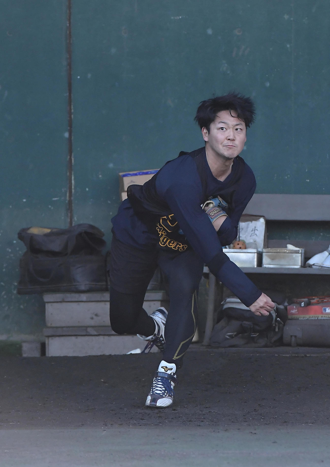 ブルペンで投球する阪神木下