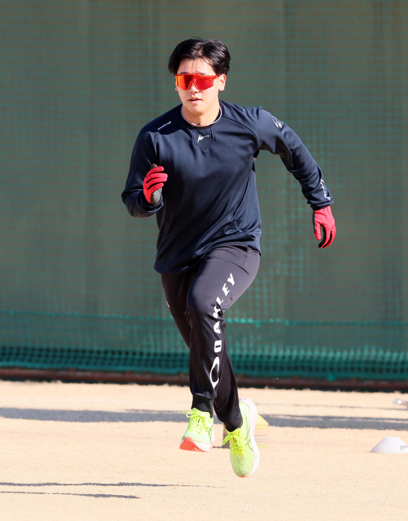 谷川聡氏を講師に招いた走り方講習でグラウンドを走る門別（撮影・加藤哉）
