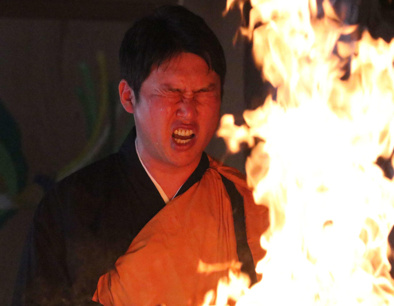 広島新井監督が炎の前で護摩行を行う（撮影・林亮佑）
