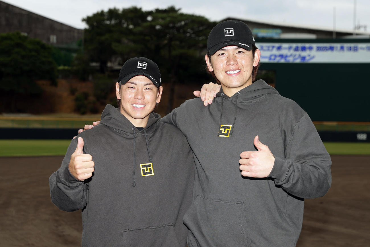自主トレを公開した阪神梅野。右は日本ハム清水優（撮影・前田充）