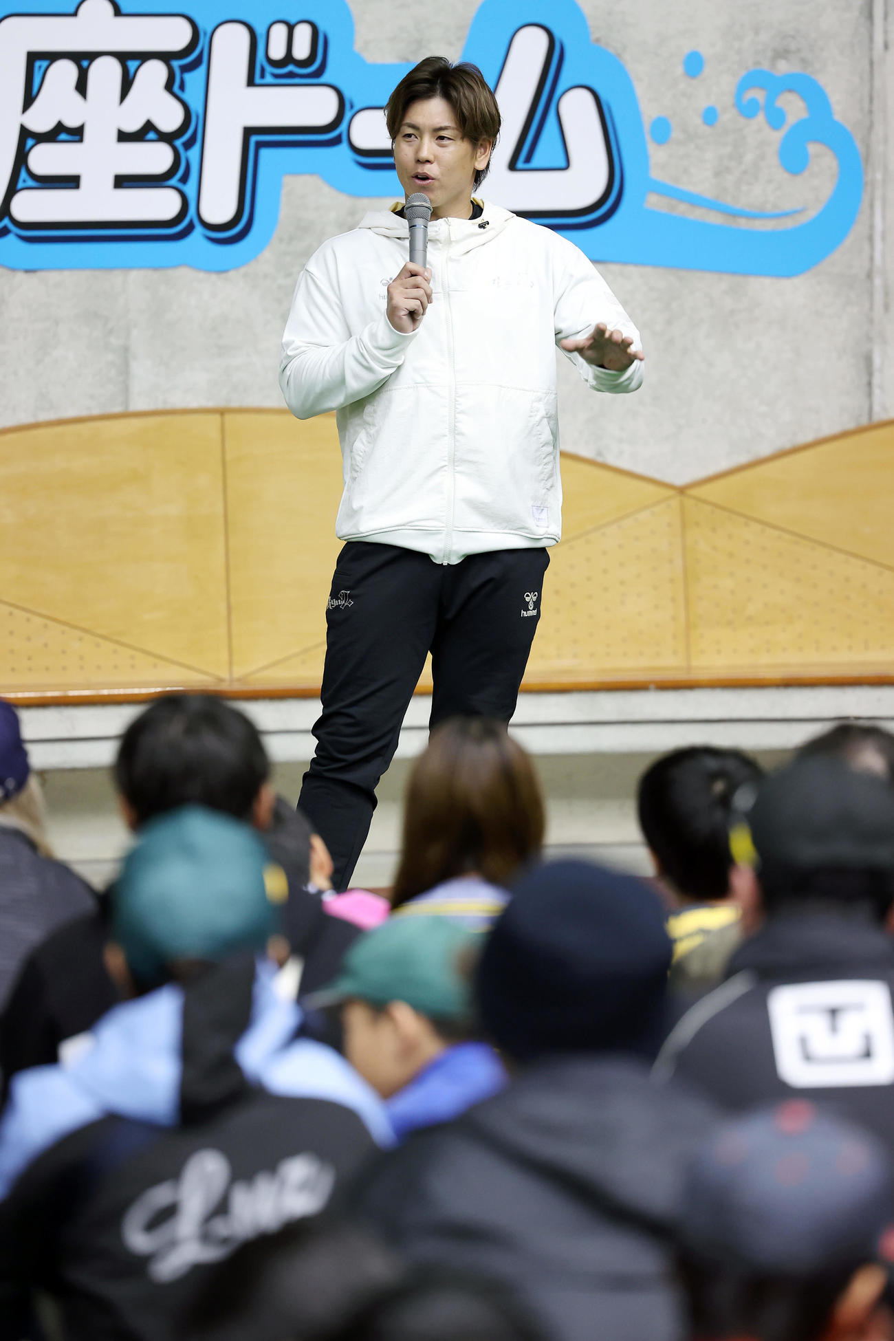 自主トレを公開し、練習後にトークショーを行う阪神梅野（撮影・前田充）