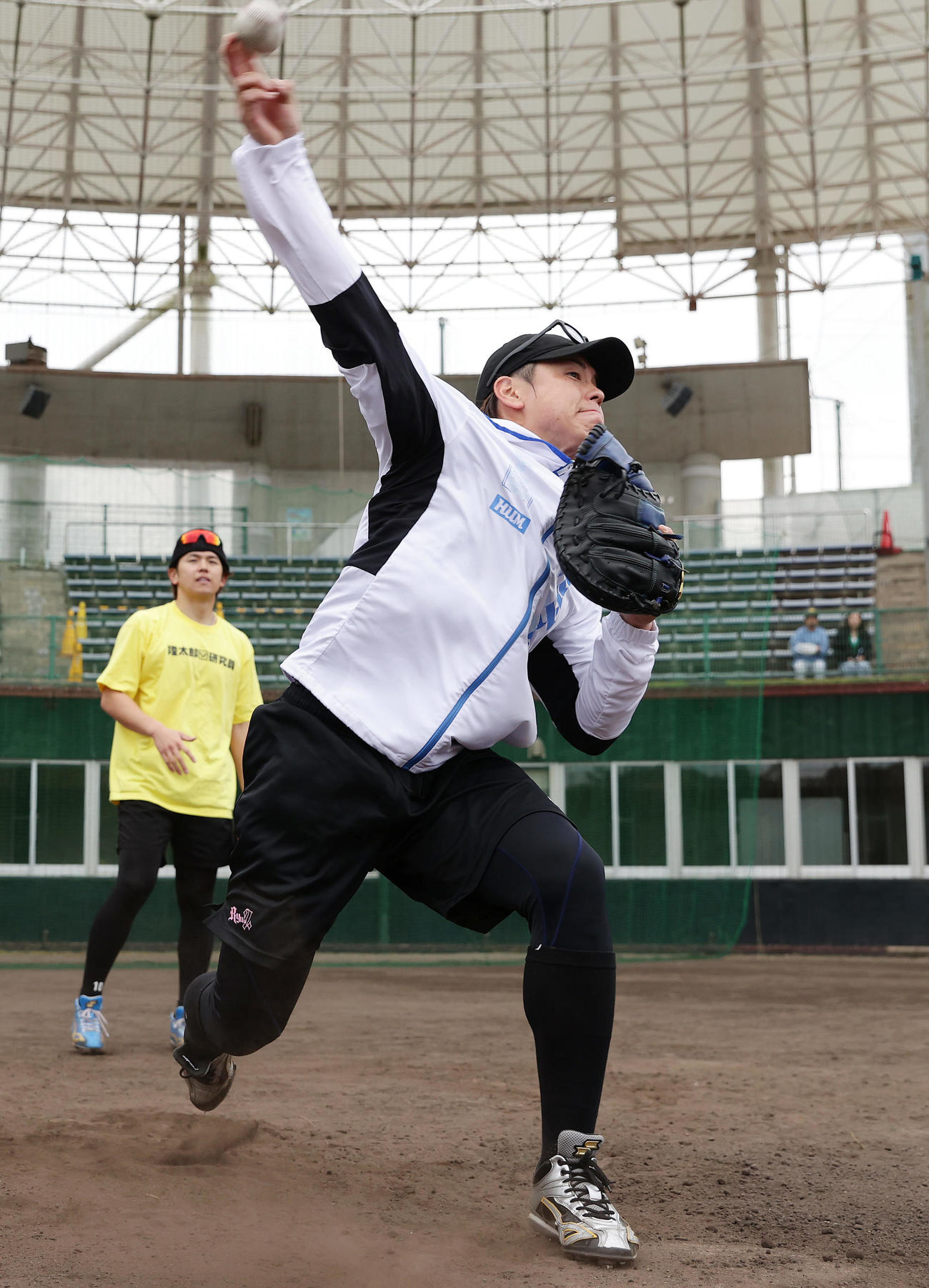 自主トレを公開し、送球練習を行う阪神梅野（撮影・前田充）