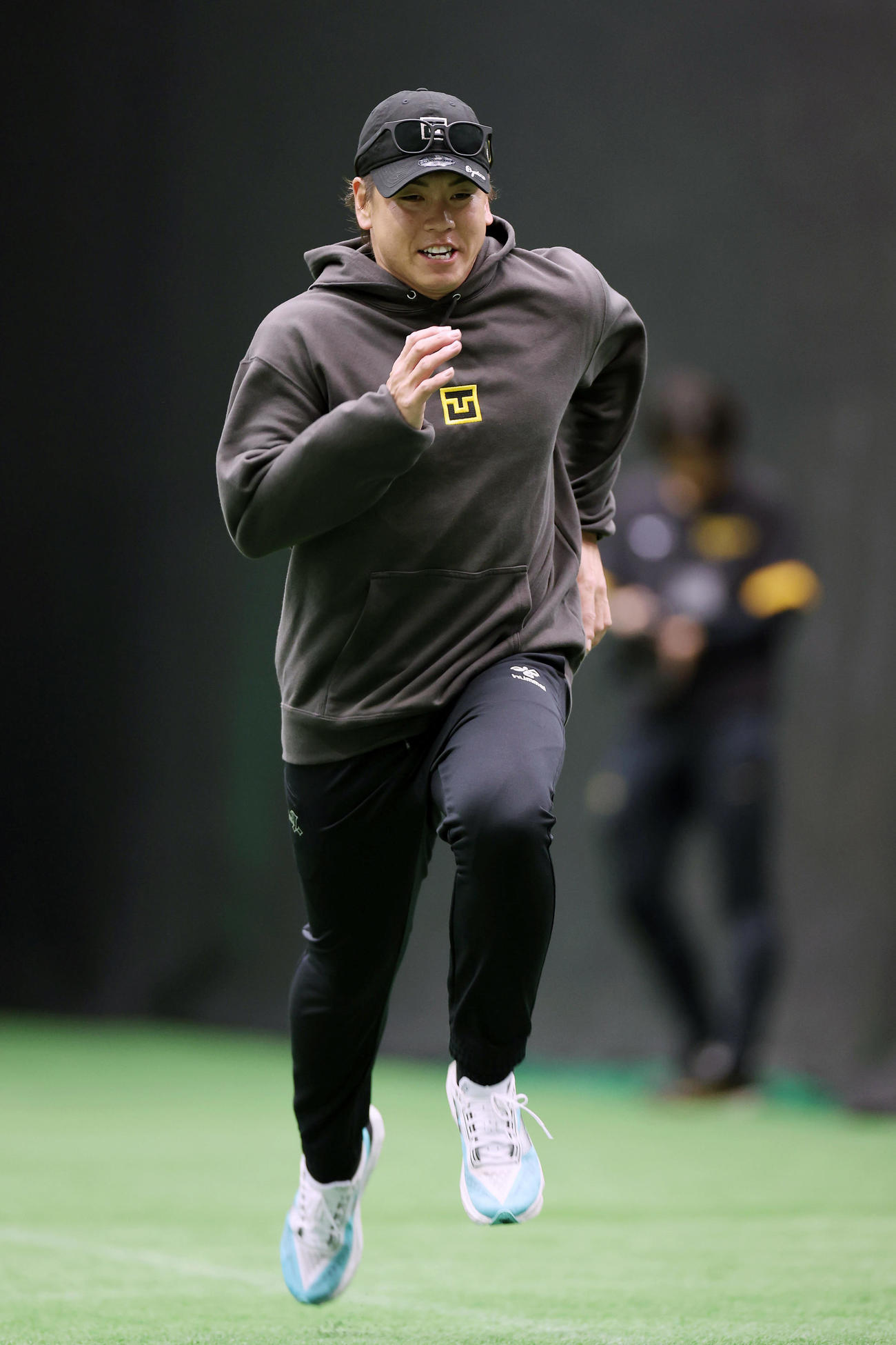 自主トレを公開した阪神梅野（撮影・前田充）