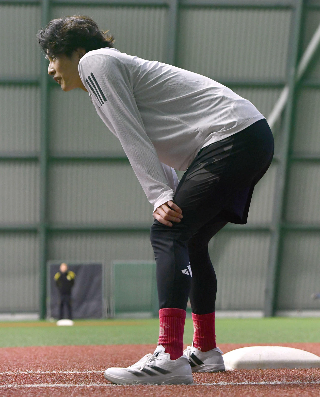 ベースの横で構えるソフトバンク周東（撮影・岩下翔太）