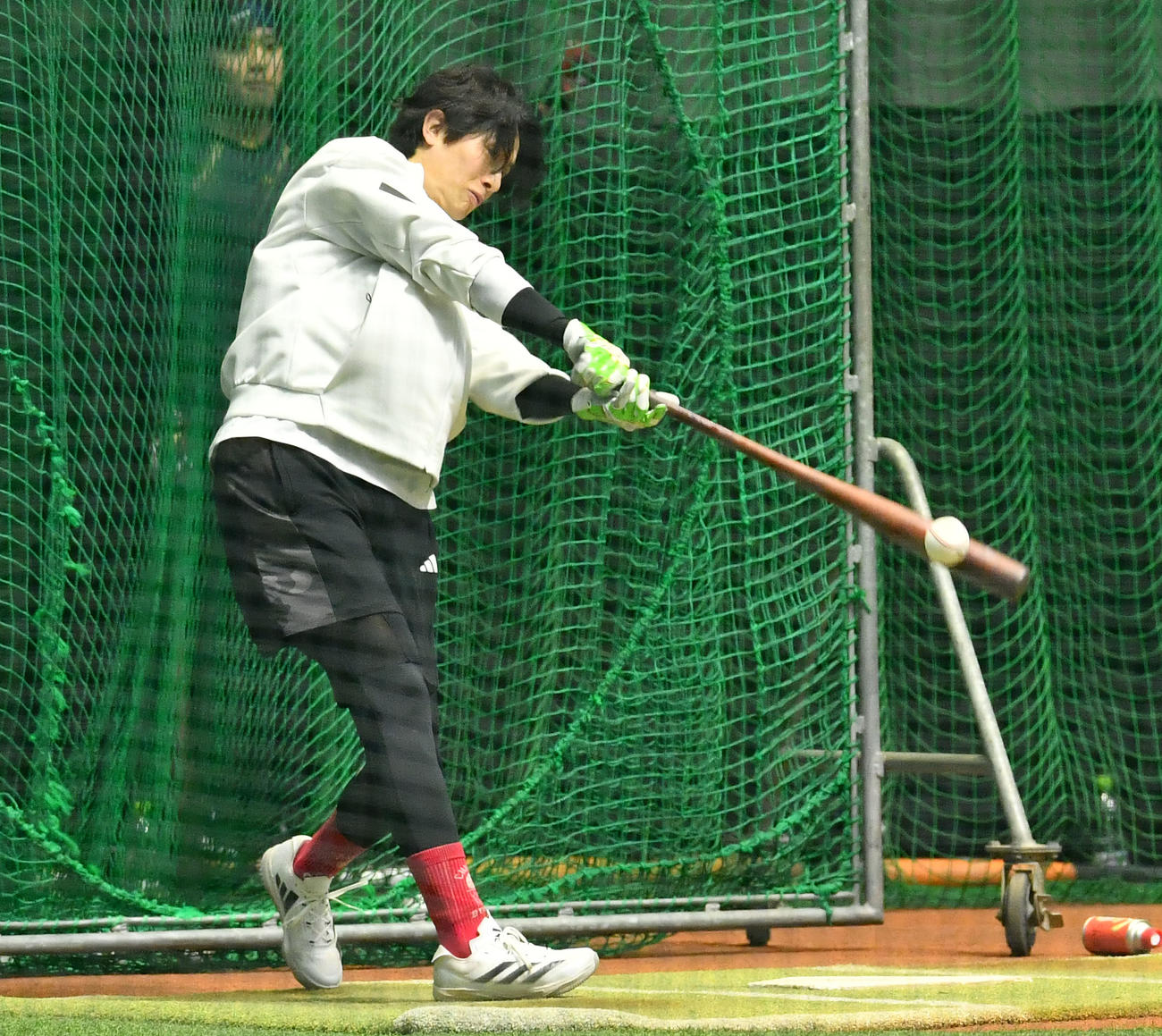 打撃練習を行うソフトバンク周東（撮影・岩下翔太）