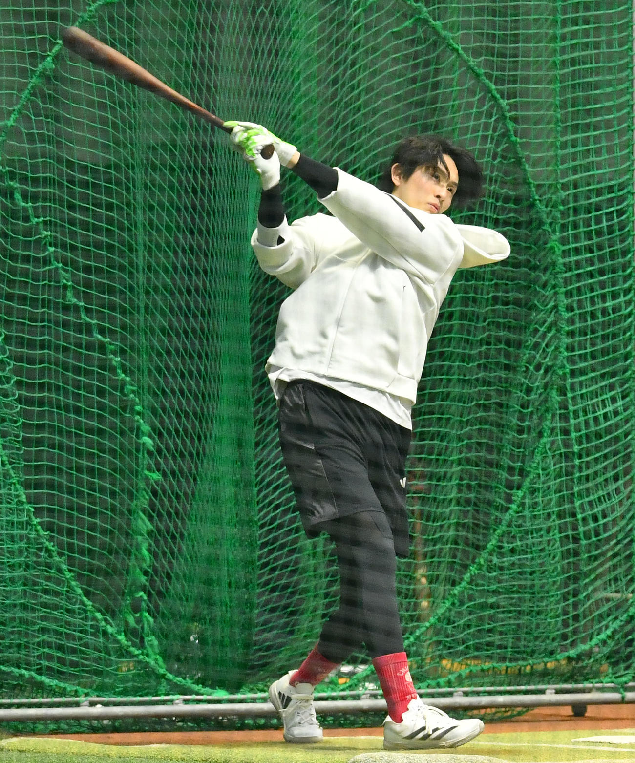 打撃練習を行うソフトバンク周東（撮影・岩下翔太）