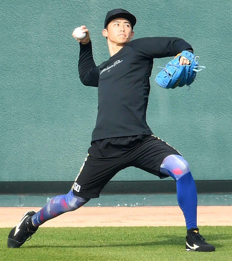 キャッチボールを行うソフトバンク板東（撮影・岩下翔太）