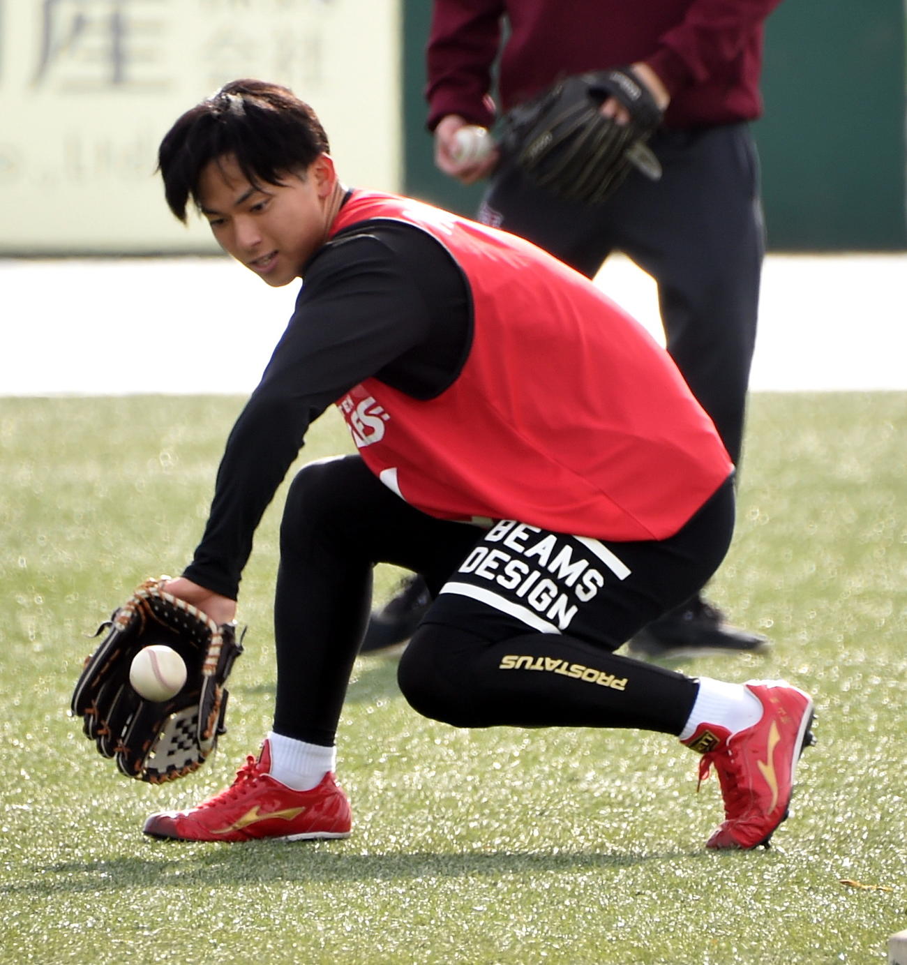 ノックを受ける楽天ドラフト1位の宗山（撮影・山田愛斗）