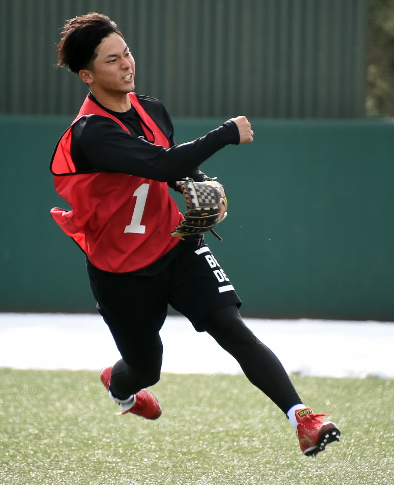 ランニングスローする楽天ドラフト1位の宗山（撮影・山田愛斗）