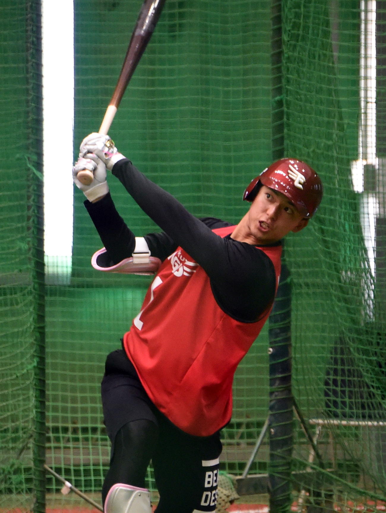 室内練習場でフリー打撃を行う楽天ドラフト1位の宗山（撮影・山田愛斗）