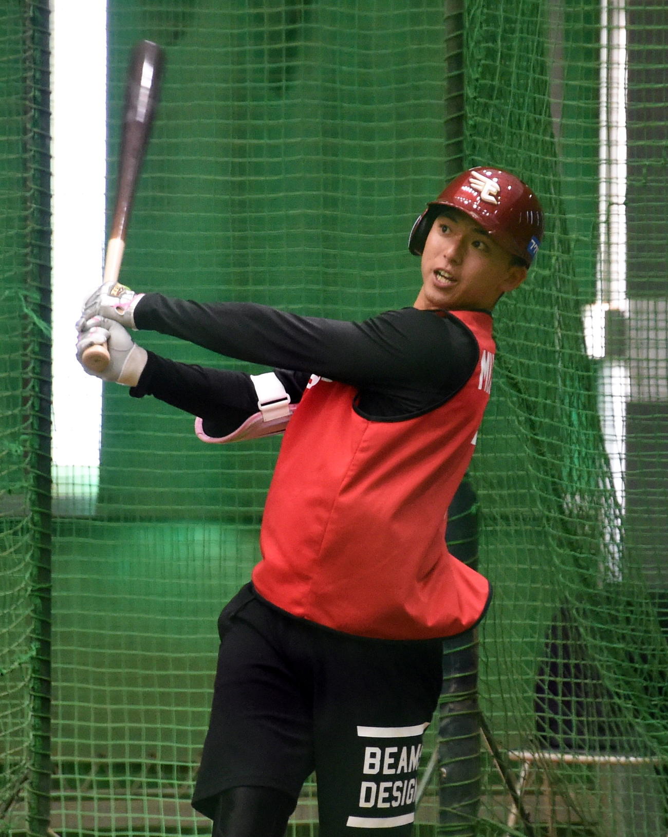 室内練習場でフリー打撃を行う楽天ドラフト1位の宗山（撮影・山田愛斗）