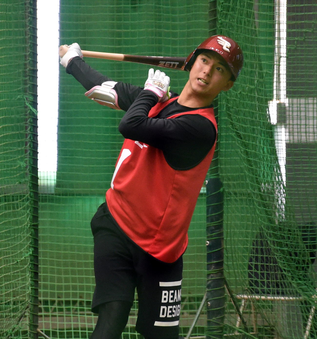 室内練習場でフリー打撃を行う楽天ドラフト1位の宗山（撮影・山田愛斗）
