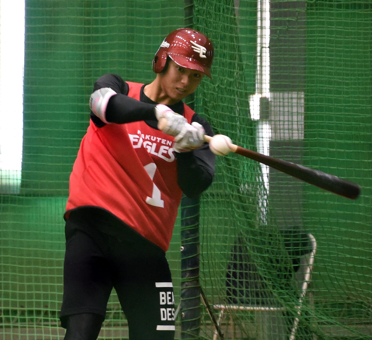 室内練習場でフリー打撃を行う楽天ドラフト1位の宗山（撮影・山田愛斗）