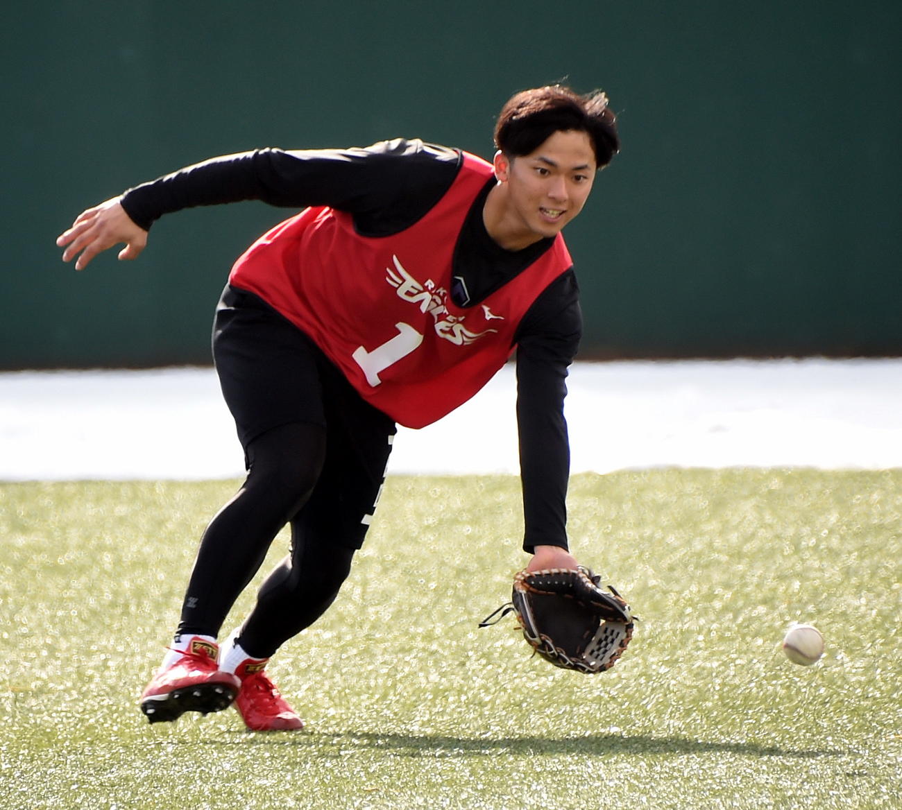 ノックを受ける楽天ドラフト1位の宗山（撮影・山田愛斗）