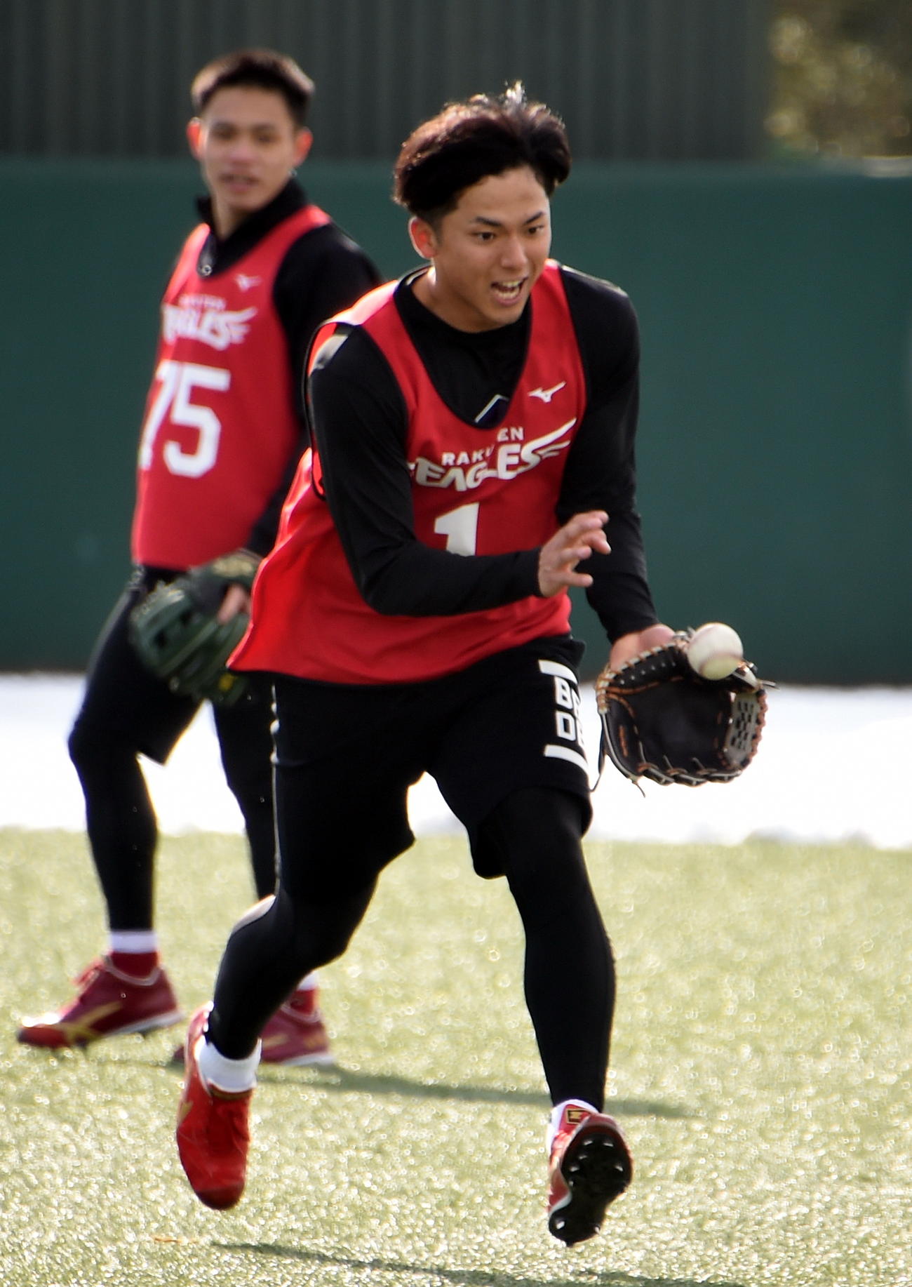 ノックを受ける楽天ドラフト1位の宗山（手前）と6位の陽柏翔（撮影・山田愛斗）