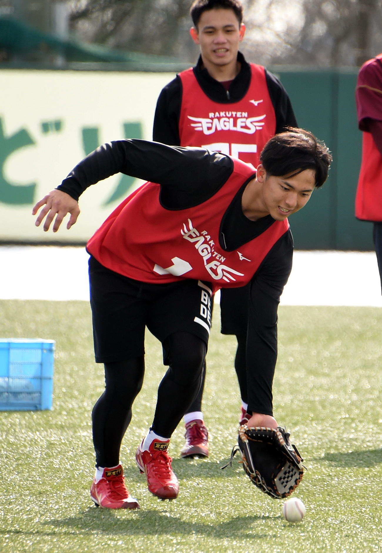 ノックを受ける楽天ドラフト1位の宗山（手前）と6位の陽柏翔（撮影・山田愛斗）