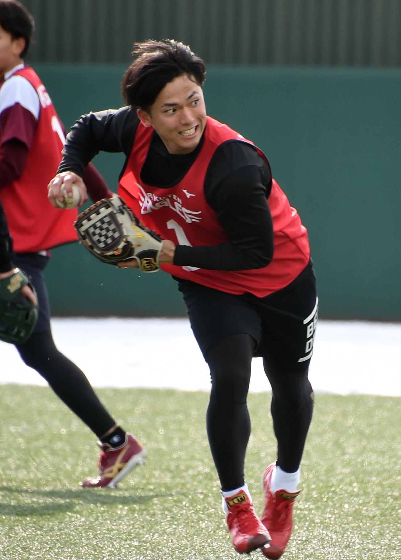 ランニングスローする楽天ドラフト1位の宗山（撮影・山田愛斗）
