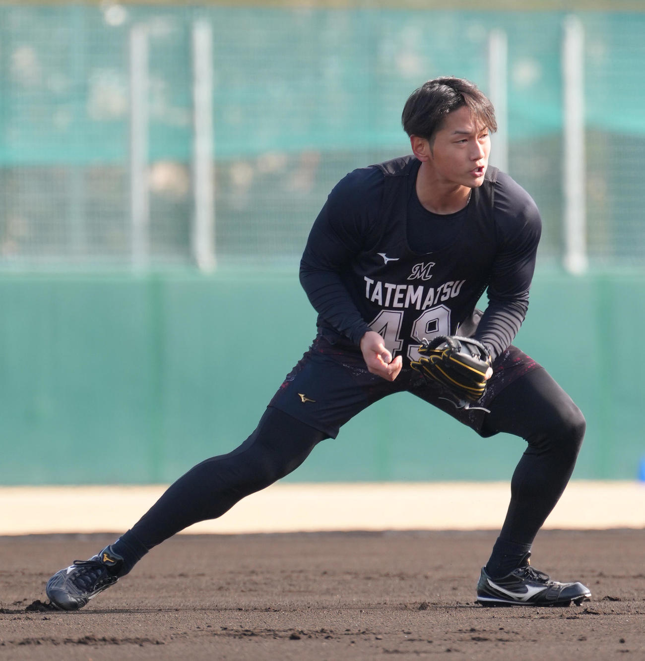 ノックを受けるロッテドラフト6位立松（撮影・足立雅史）