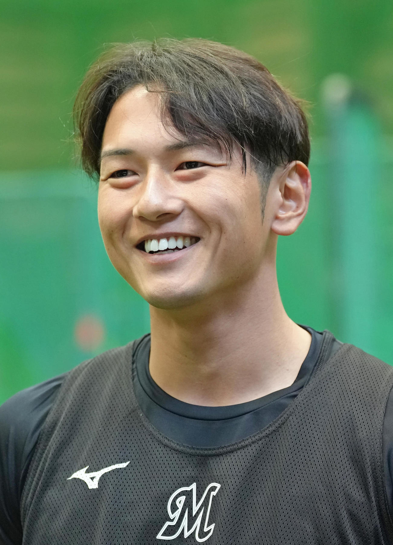 新人合同自主トレを終え、笑顔で取材に応じるロッテドラフト6位立松（撮影・足立雅史）