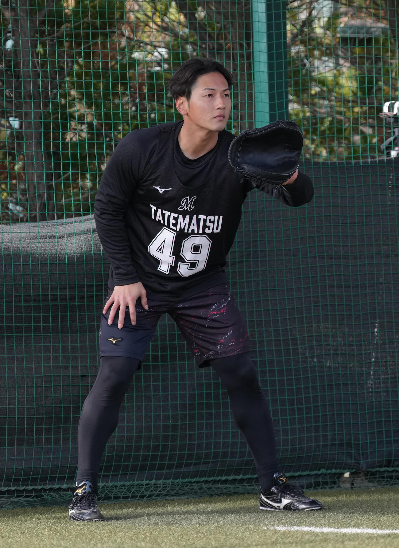 ブルペンでロッテドラフト3位一條の球を受けるドラフト6位立松（撮影・足立雅史）