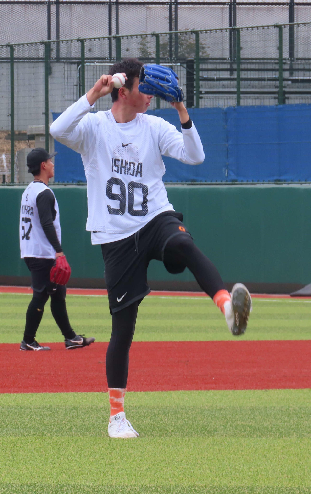 キャッチボールする巨人石田充（撮影・水谷京裕）