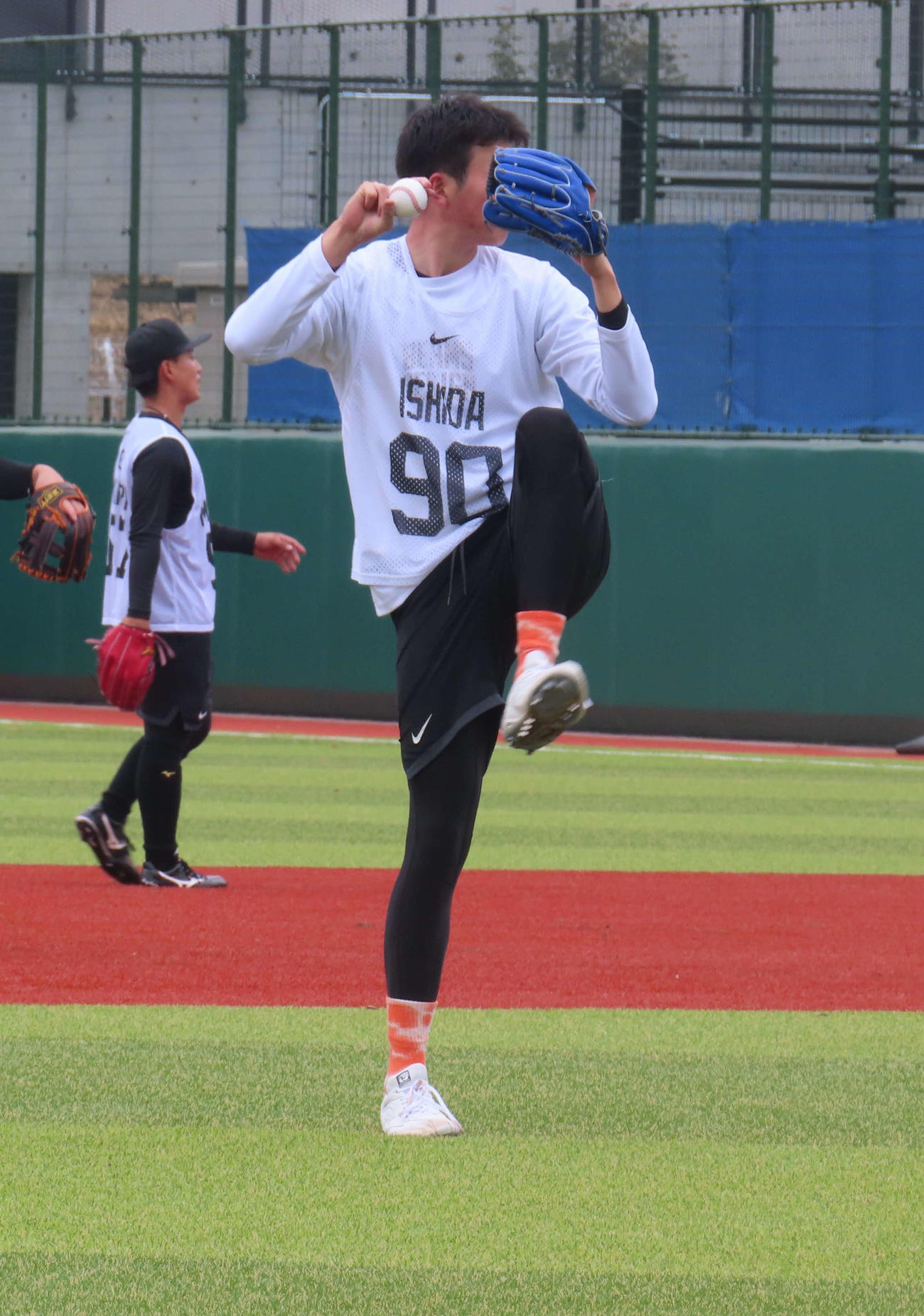 キャッチボールする巨人石田充（撮影・水谷京裕）