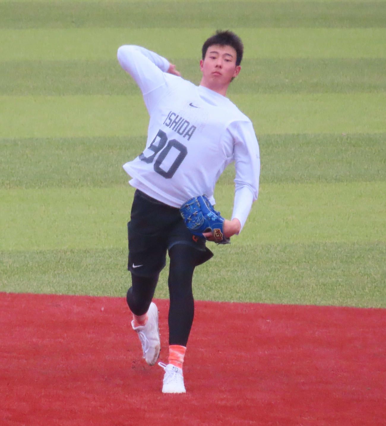 キャッチボールする巨人石田充（撮影・水谷京裕）