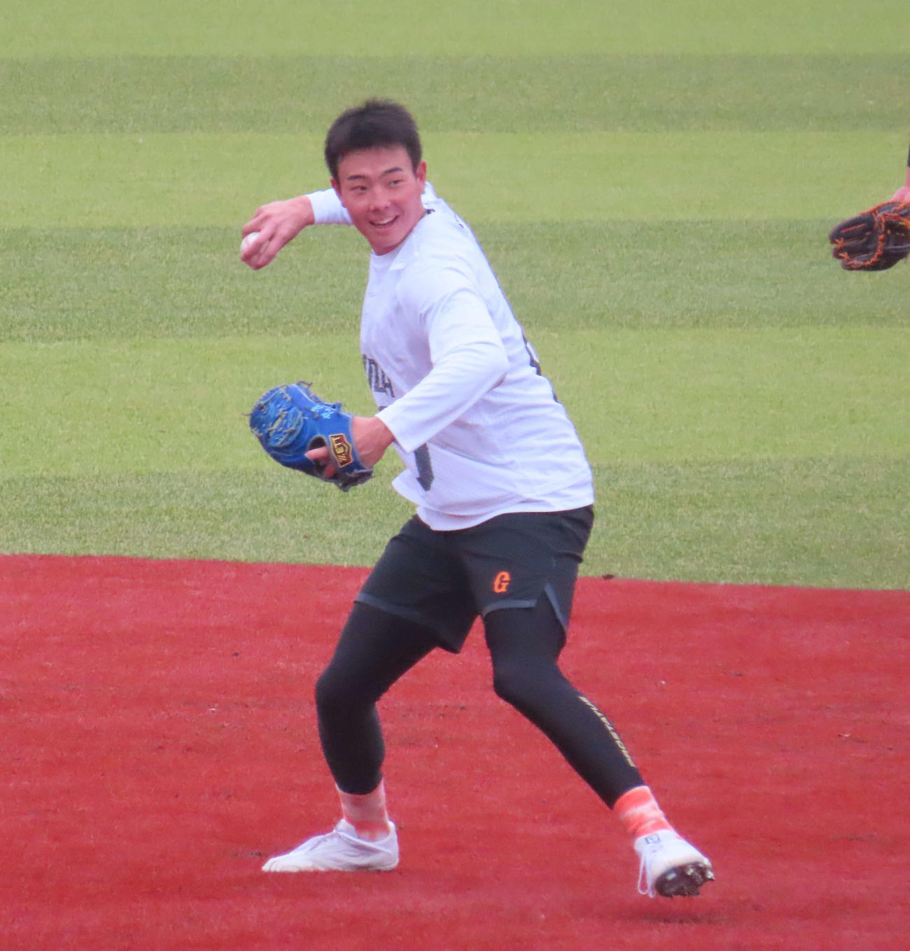 ノックを受ける巨人石田充（撮影・水谷京裕）