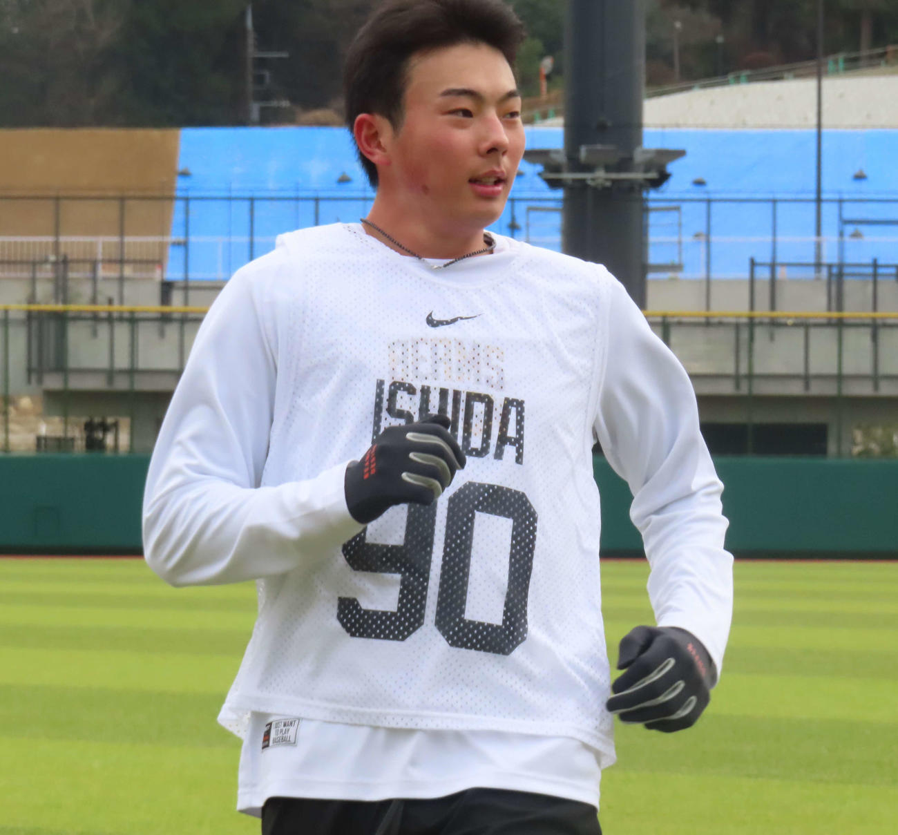 ウオーミングアップする巨人石田充（撮影・水谷京裕）