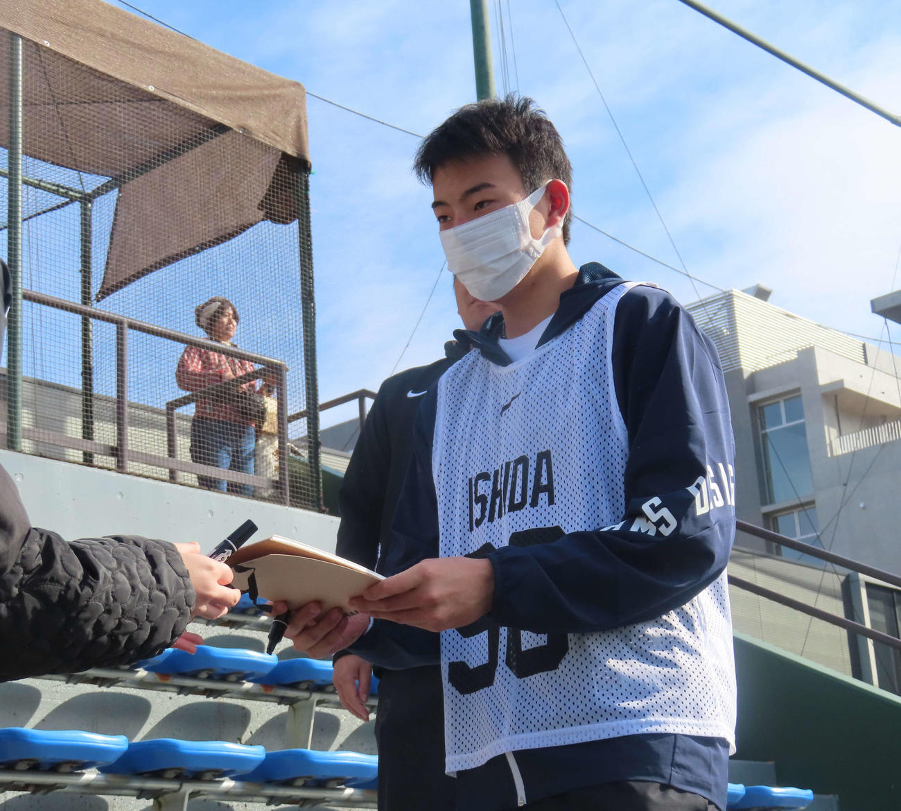 サイン会に参加する巨人石田充（撮影・水谷京裕）