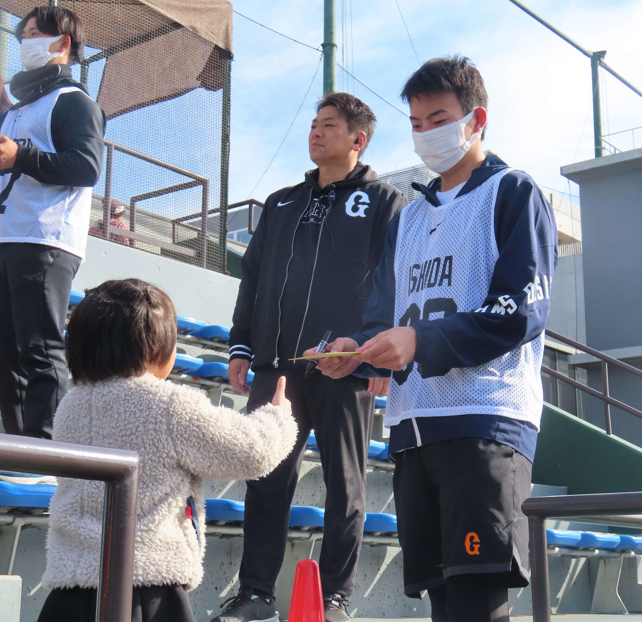 サイン会に参加する巨人石田充（撮影・水谷京裕）