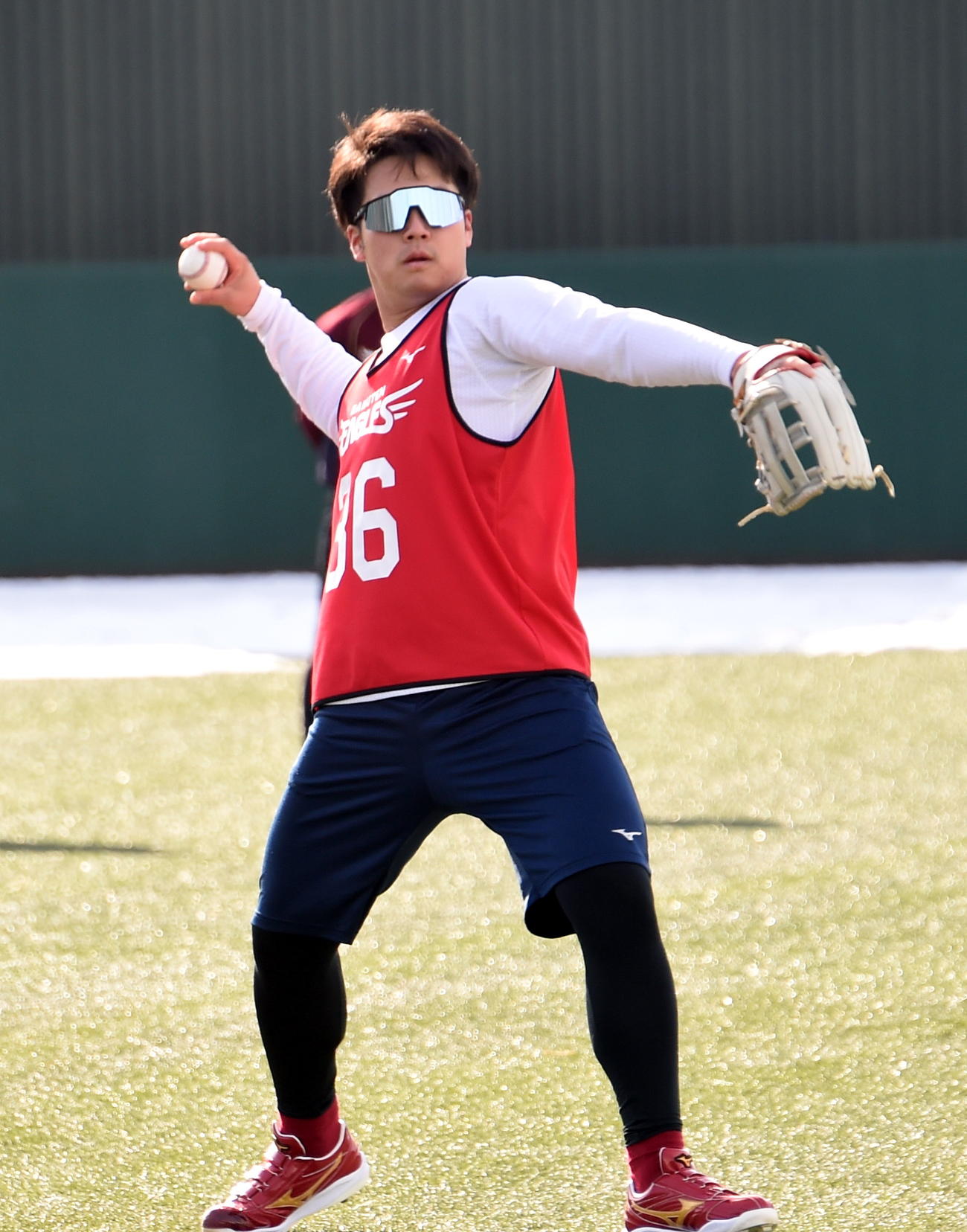 キャッチボールする楽天ドラフト5位の吉納（撮影・山田愛斗）
