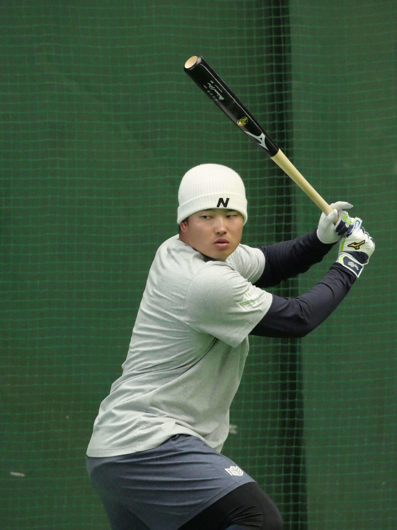 ティー打撃をするヤクルト村上（撮影・上田悠太）