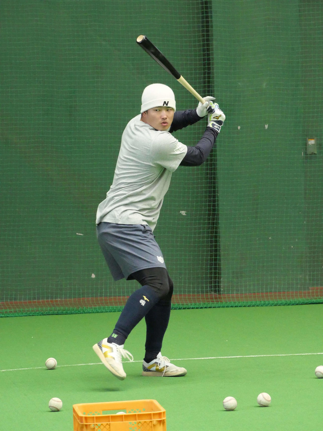ティー打撃をするヤクルト村上（撮影・上田悠太）