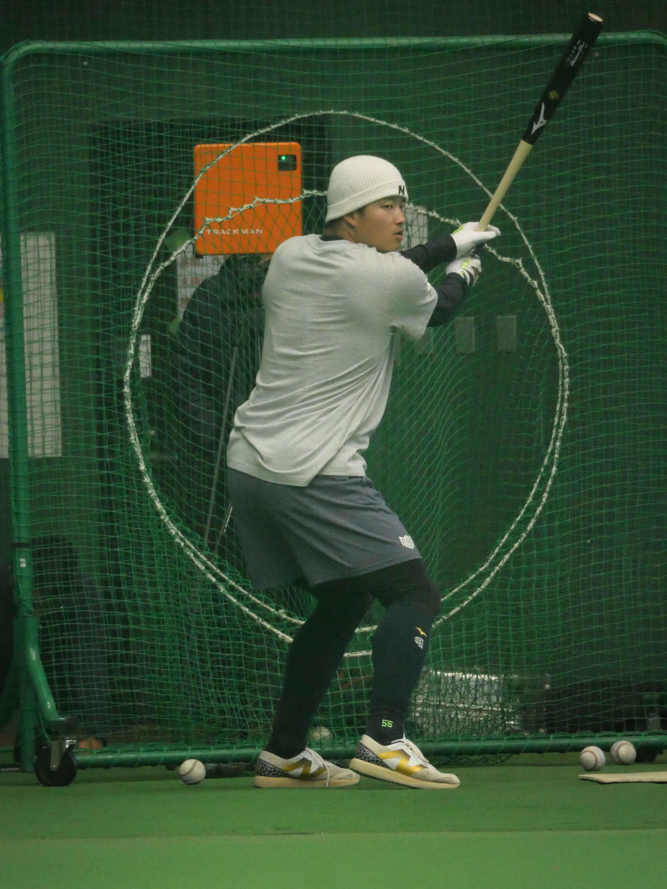 室内でフリー打撃をするヤクルト村上（撮影・上田悠太）