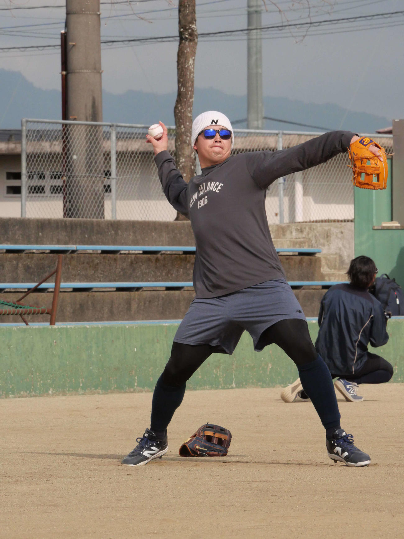 キャッチボールをするヤクルト村上（撮影・上田悠太）