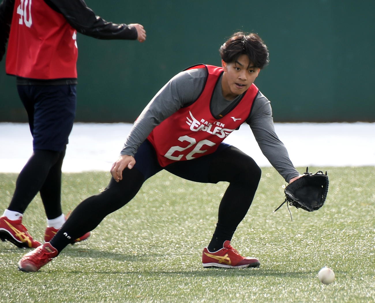 ノックを受ける楽天ドラフト3位の中込（撮影・山田愛斗）