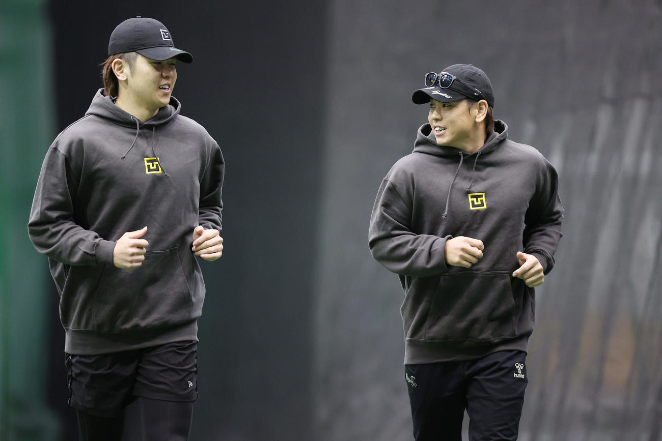 自主トレを公開した阪神梅野。左は日本ハム清水優（撮影・前田充）